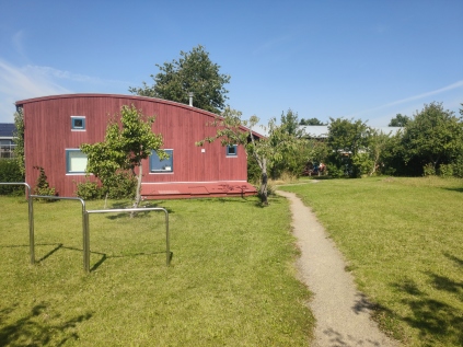 La maison commune aux groupes d'habitations 1 et 2 est située au centre du groupe 2