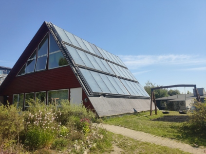 La maison commune du groupe d'habitations 4 est reconnaissable à ses larges panneaux solaires thermiques